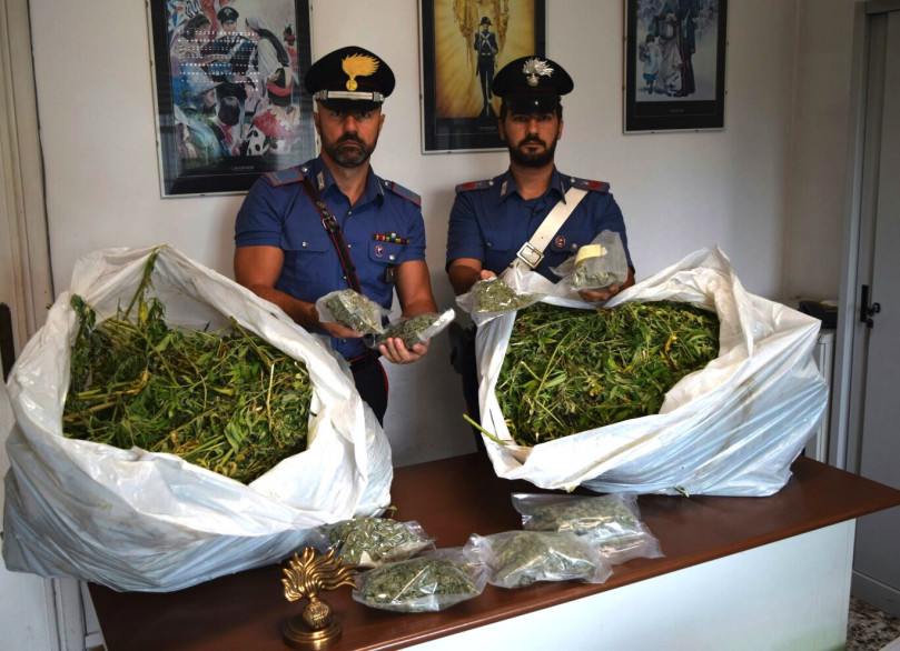 Produzione e spaccio di stupefacenti: trentasettenne, beccato dai Carabinieri, finisce in carcere